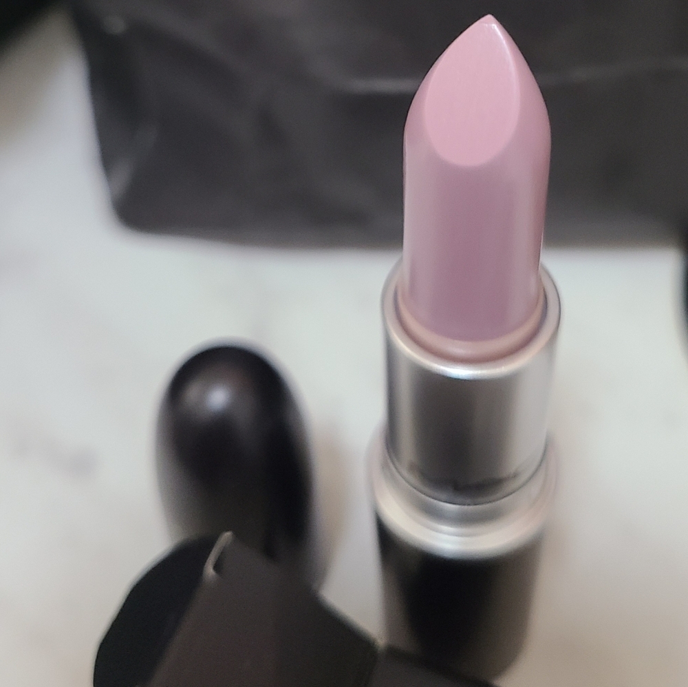 MAC MATTE LIPSTICK - FROSTING Lazy Lullaby (A46)